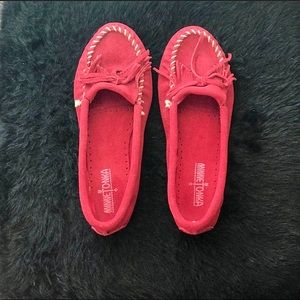 NWOT Red Cherry Minnetonka Moccasins Sz 9